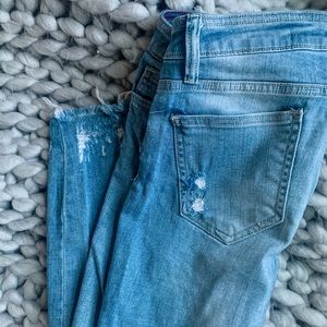 Frailed, cropped skinny jean.